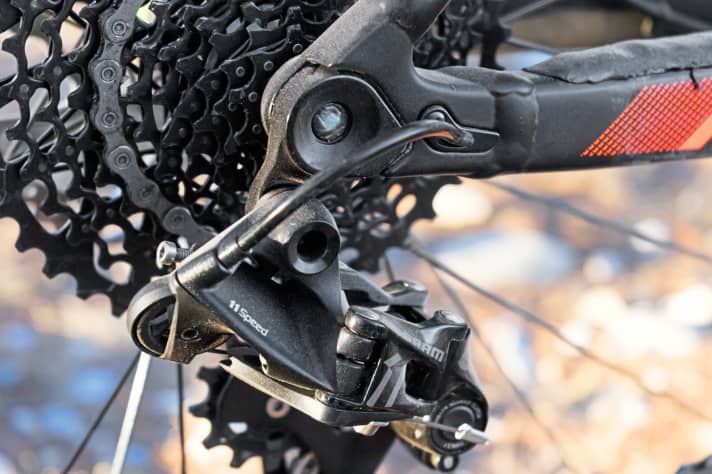   Scott Spark 930: The cable routing runs completely inside the frame, even through the chainstays to the rear derailleur.