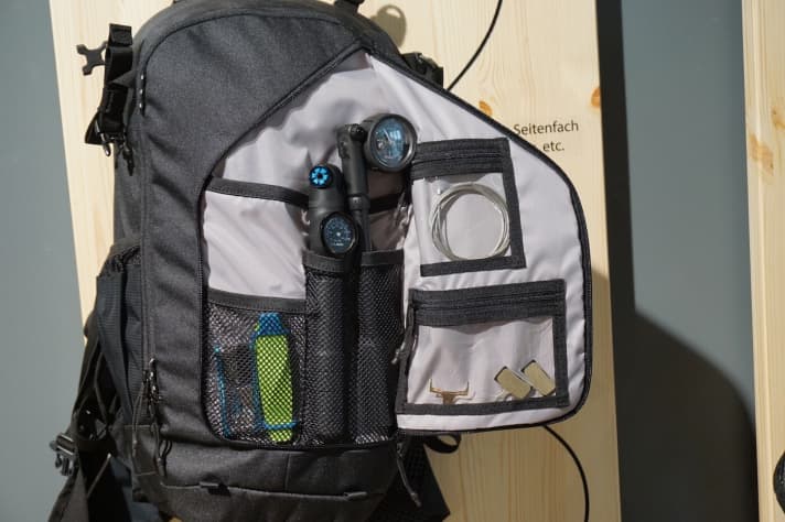  With the exception of the Race model, all other Cube backpacks have a well-organised tool compartment that can be opened wide.