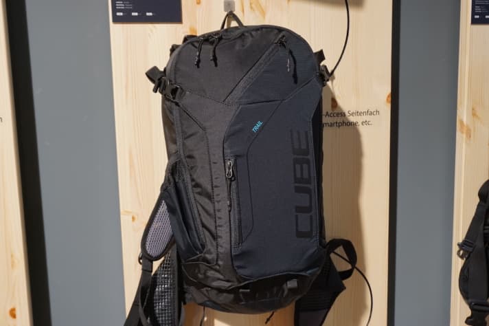   The highlight among the backpacks is the Cube Edge Trail. With a volume of 16 litres, a helmet holder for a half-shell and full-face helmet as well as a back protector, it costs 139 euros.