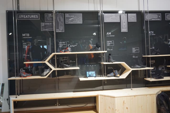   Für die Saison 2018 präsentiert Cube insgesamt fünf neue Mountainbike-Schuhe von Cross Country bis All Mountain. Die Schuhe kosten zwischen 99 und 249 Euro – je nach Preisklasse auch mit Carbon-Sohlen, Vibram-Gummierung und Drehverschluss.