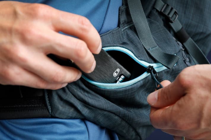 Die geräumigen Hüfttaschen sind auch während der Fahrt zugänglich. Hier findet weit mehr Platz als nur ein Multitool. Handy, Riegel oder Kamera?