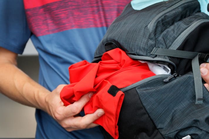 Ein separat zugängliches Fach im unteren Bereich bietet sich für Dreckwäsche oder Regenklamotten an.