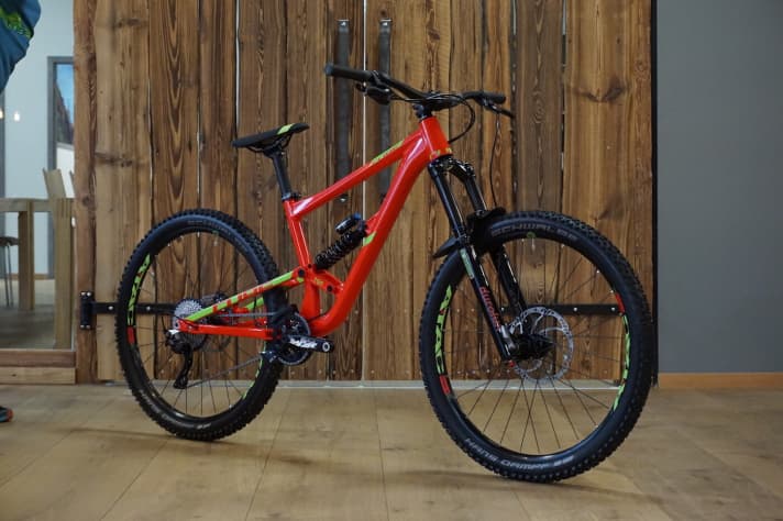 Das Cube Hanzz feiert 2018 sein Comeback. Mit Stahlfederdämpfer und 190 Millimeter Federweg am Heck ist das Freeride-Bike ganz klar auf den Einsatz im Bikepark ausgelegt. Das Bike mit 27,5-Zoll-Laufrädern löst vorerst das Cube Fritzz ab und ist ab 2299 Euro zu haben (Bild).