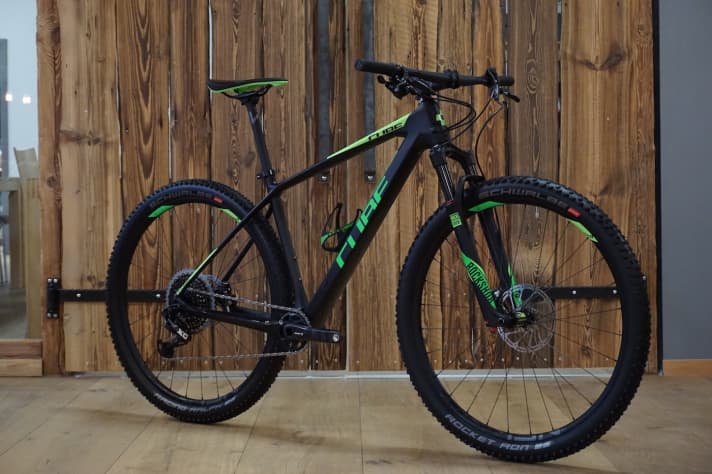   Der Preisknüller: Das Cube Reaction C:62 Eagle kostet 2999 Euro, hat die goldene Sram XX1 Eagle-Schaltung und wiegt laut Hersteller nur 9,7 Kilo (ohne Pedale).