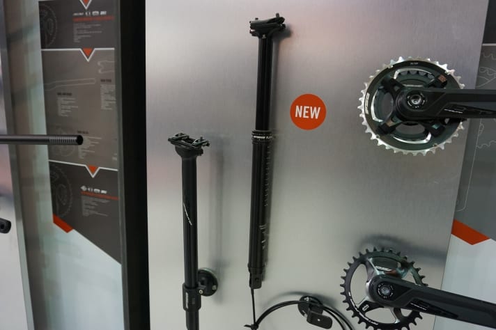   FSA is launching a new dropper post for 2018 with 125 or 150 millimetres of travel and a trigger lever for the handlebars. The FSA Flowtron is said to weigh 595 grams and comes in the common diameters 30.9 and 31.6. Prices could not be given to us at Eurobike.