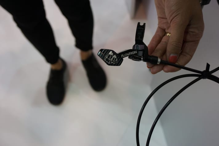   Die Fernbedienung der neuen FSA Flowtron Variostütze wurde komplett überarbeitet und soll nun als Trigger mit deutlich geringerer Handkraft auskommen.