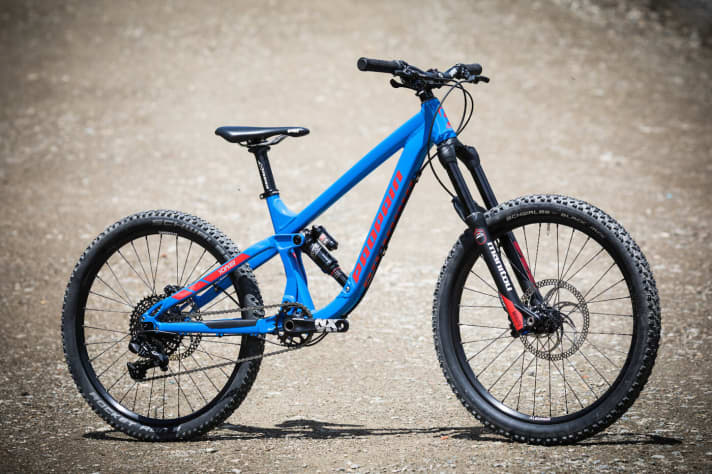 With this 140 mm full-suspension bike, the next generation is ready for their next bike park visit.