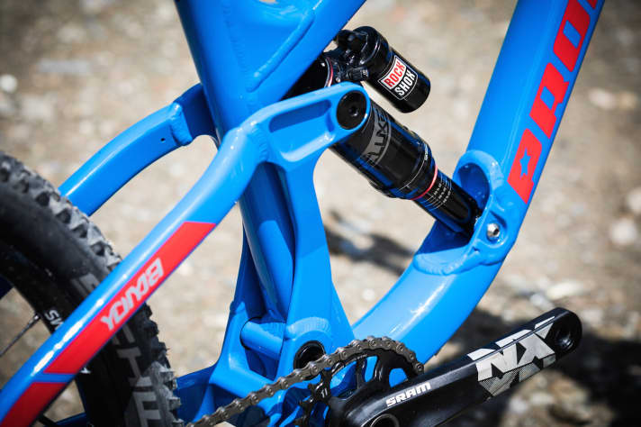 In the standard version, the suspension with 140 mm travel at the front and rear consists of the Manitou Minute suspension fork and the Rock Shox Deluxe RT shock.