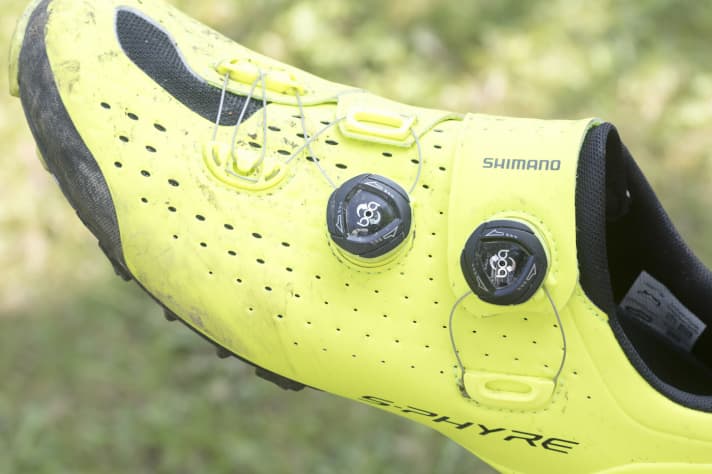   The Shimano shoe can be individually adjusted using two Boa twist fasteners. The upper material encloses the foot from both sides.