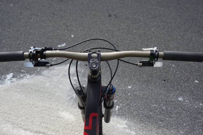   The Kindernay gear hub is controlled by two hydraulic shift levers. A lower gear is engaged on the left and a higher gear on the right. As is usual with gearboxes, you have to take the weight off the pedal to change gear. The gear levers are still in the prototype stage and are to be revised for series production.