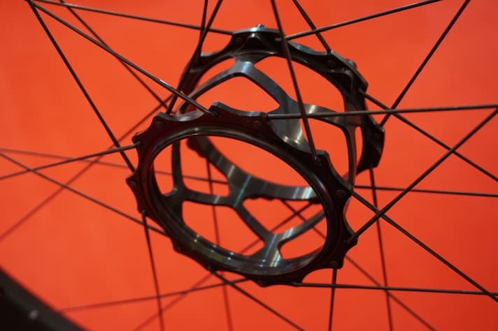   The closed gearbox is housed in a kind of lattice hub and can be easily separated from the impeller. This means that the impeller can be replaced around the gearbox.