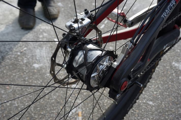   The Kindernay K'ay XIV transmission has 14 gears, 543 per cent gear range and weighs 1400 grams with shifters (manufacturer's specification). Compatible with 10 and 12 millimetre thru axles, it can be retrofitted to all mountain bikes with 135/142 mm rear suspension. There is also an extra-long version for fat bikes.