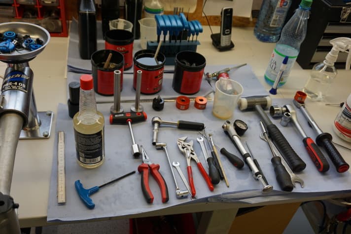   Für einen großen Gabelservice sind allerhand Werkzeuge, Fette und Öle notwendig. Wer das Innenleben seiner Gabel tunen will, muss immer einen großen Service für 139 Euro dazu buchen.