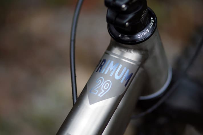   Bunte Schriftzüge und Logos an Titanrahmen werden erst durch das Anodisieren möglich.