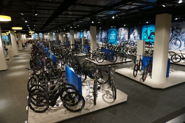   A touch of Eurobike: In the new Stadler branch in Munich, bikes are presented as if at a permanent trade fair.