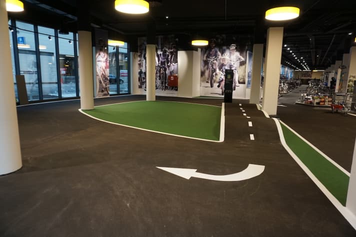   Fester Bestandteil von Stadler-Filialen: der Testparcours für eine Mini-Probefahrt.