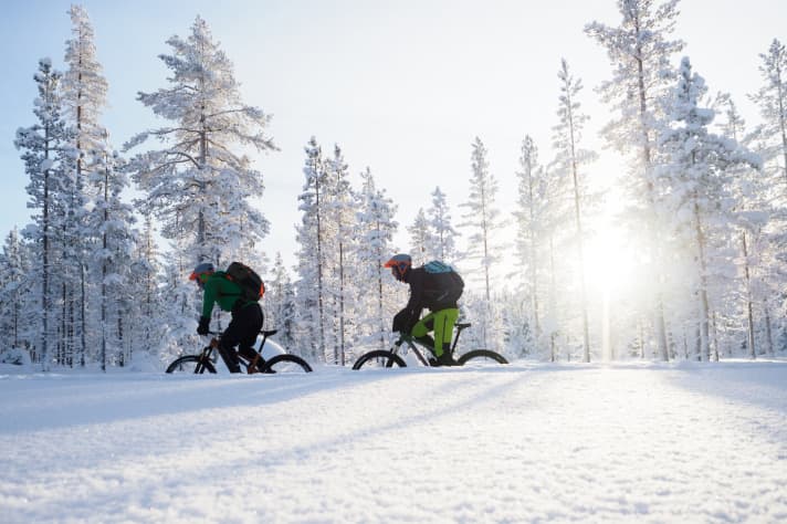 With the Vaude Virt II softshell trousers, it can get really cold. We used the MTB winter trousers even at -25 degrees Celsius in Finland - but combined them with long pants.