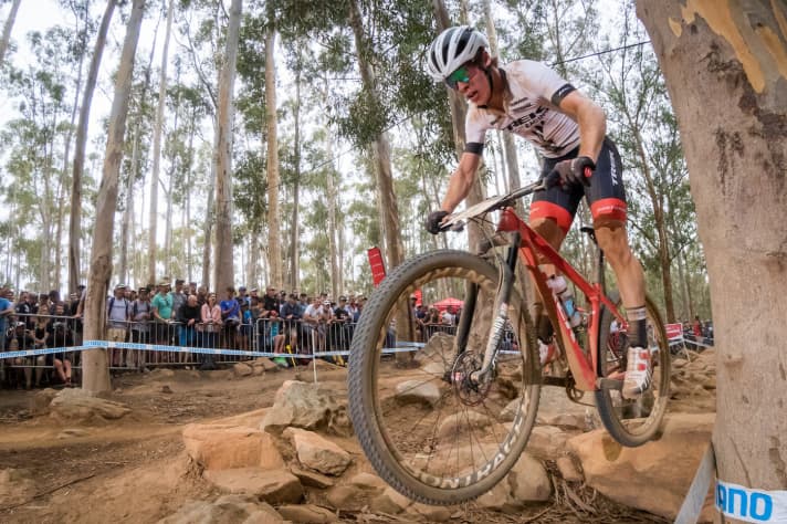   One of the few hardtail riders at the top of the men's rankings: Anton Cooper with his Trek Procaliber. For riding comfort, the linkage on the seat knob has to be enough, Cooper does not ride a vario support. Another interesting fact: the small New Zealander rides a stem with an extreme negative tilt on the 29er hardtail. On the whole, however, the professional bike is similar to the standard model.