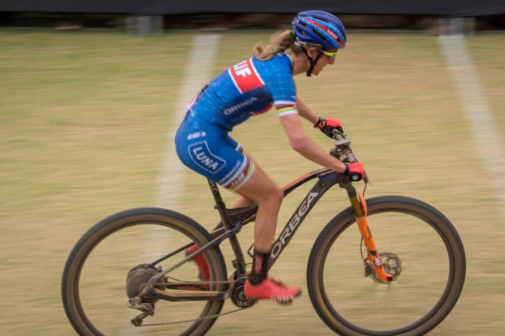   Catherine Pendrel mit ihrem Orbea Oiz: Obwohl die Kanadierin schon mehrmals mit Variostütze im Worldcup am Start stand, fuhr sie in Stellenbosch keine. Das 29er-Fully ist mit Fox iCTD-Fahrwerk und Shimano XTR Di2 bestückt, zudem fährt Pendrel ein ovales Rotor-Kettenblatt.