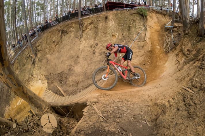   Titouan Carod with his BMC Fourstroke 01: The young Frenchman relies on the electronic iCTD suspension from Fox. He is apparently happy to invest the extra weight in order to lock the fork and shock quickly and comfortably.