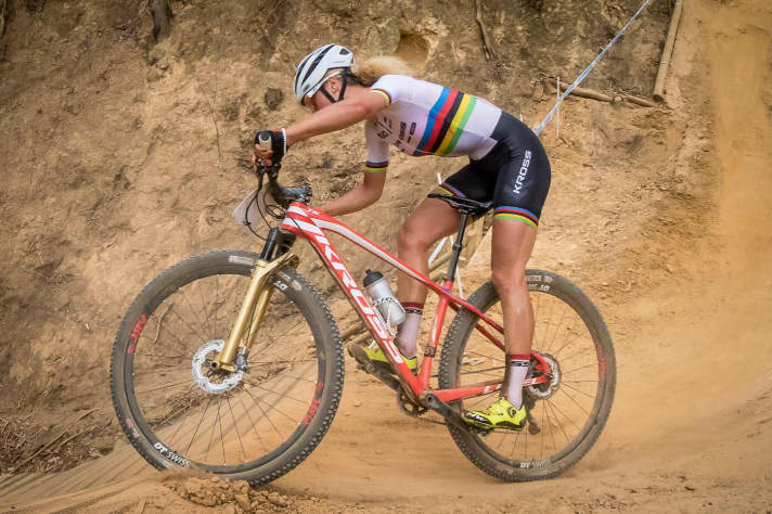   Jolanda Neff's Kross Level: The world champion from Switzerland rides the lightweight, golden DT Swiss OPM fork and a Kindshock LEV dropper post with more travel. A small chain guide prevents the chainring from falling off and the Mitas Scylla tyres are rarely seen in the World Cup.