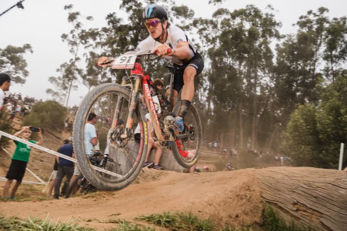   Lukas Baum mit seinem Rocky Mountain Element: Das Element Carbon 99-Serienbike? Nicht ganz: Durch die DT Swiss Carbon-Laufräder, eine Shimano XTR und die schnelleren Maxxis-Reifen unterscheidet sich das Race-Bike von der Serienausstattung der Kanadier.