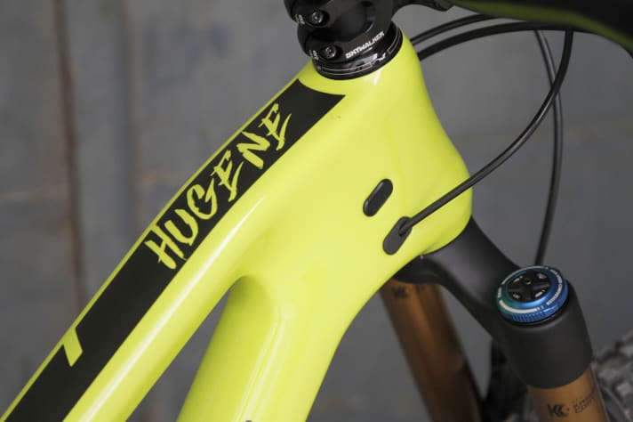   Propain routes the cables in the carbon frame, with a cable clamp located at the exit of the down tube in front of the bottom bracket.