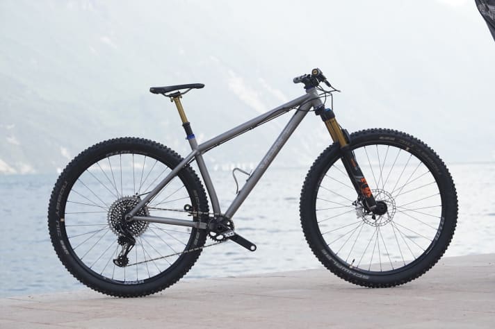   Das neue Titan Trail-Hardtail leiht sich die Geometrie vom bekannten Carbon-Hardtail.