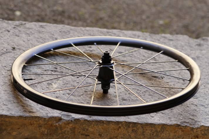   Syncros zeigt in Riva seinen Silverton SL Laufradsatz mit fest verklebten Carbon-Speichen. Der 1250 Gramm schwere Laufradsatz erinnert an die legendären Lightweight-Laufräder für Rennradfahrer. Nachzentrieren ist auch hier nicht möglich. Der Preis haut selbst die harte Tuning-Szene aus den Socken. Für 3500 Euro wechselt der Laufradsatz seinen Besitzer.