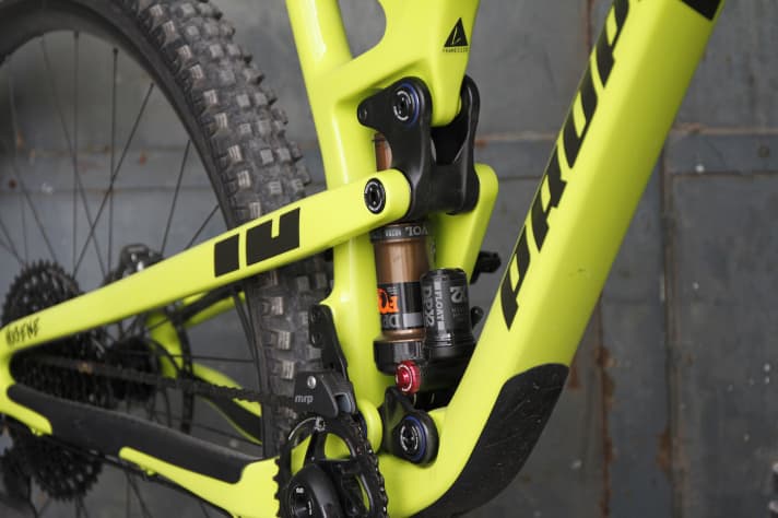   The newly developed rear triangle squeezes 130 millimetres out of the shock on the Propain Hugene. High anti-squat values should ensure a smooth rear end when pedalling.