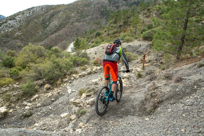   There are no wide gravel or tarmac roads on the Transvésubienne route map.