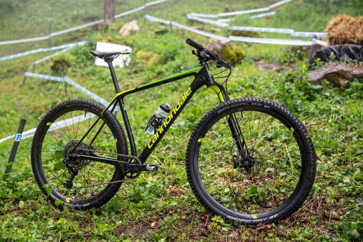   The top model of the Cannondale F-Si costs 8499 euros and weighs 8.7 kilos without pedals. The highlight of the bike is undoubtedly the new Lefty fork with single crown. According to Cannondale, the frame weight of the top model is 900 grams.