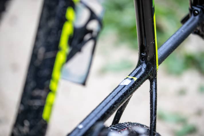   The seat clamp has been integrated into the frame below the top tube. This should give the seatpost more room to flex and thus increase comfort.