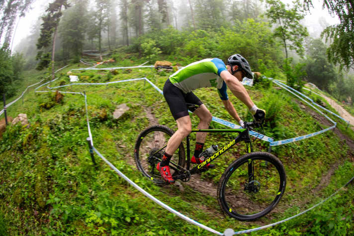   Selbst in fiesem Gelände ist keine übermäßige Verwindung der Gabel zu spüren. Erstaunlich, dass Cannondale selbst ohne Doppelbrücke eine steife Lefty-Gabel konstruiert hat.