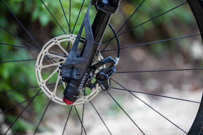   To quickly change the Lefty front wheel, you now only have to turn a screw half a turn and press a locking bolt.