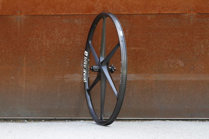    <a href="hintergruende/typen_portraet/bike-besucht-bike-ahead-composites/a34779.html" rel="noopener noreferrer">Bike Ahead Composites</a> presents its infamous Biturbo wheels in Riva in a special E-MTB version with a reinforced interior and approval for riders up to 115 kilos. All <a href="e_mtb/e_mtb_news_neuheiten/new-2018-bike-ahead-composites-theseries-e-carbon-teile/a36797.html" rel="noopener noreferrer">information on the new wheels can be found here</a>.