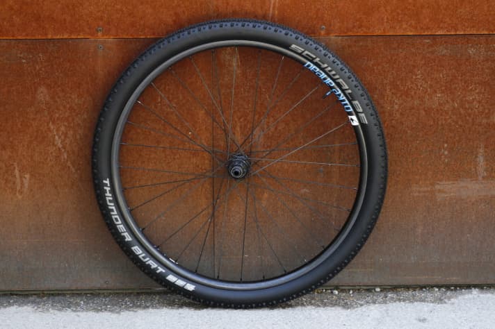   Außerdem bringen die Würzburger Carbonbauer eine neue SL Version ihres The Wheels XC 24 & 28 Laufräder. Leichtbaufetischisten aufgepasst: Das Bike Ahead Composites The Wheels 24 XC SL hat 28 Speichen und wiegt laut Firmeninhaber Christian Gemperlein nur 1100 Gramm. Ein absoluter Top-Wert, der sogar seine futuristischen Biturbo RS Laufräder unterbietet. Der Preis steht noch nicht exakt fest, aber der Laufradsatz wird zirka 2500 Euro kosten und soll ab September 2018 verfügbar sein.