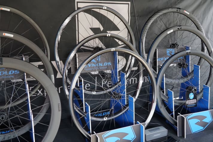  Reynolds stellt neben den bisher bekannten Black Label-Carbon-Laufrädern am Gardasee die günstigeren Systemlaufräder TRS und TR aus Carbon vor. Alle TRS-Laufradsätze kosten 1549 Euro. Die TR-Versionen für 1299 Euro sind die günstigsten Carbon-Laufräder von Reynolds, auf die es – wie auf alle Reynolds Systemlaufräder, lebenslange Garantie gibt.