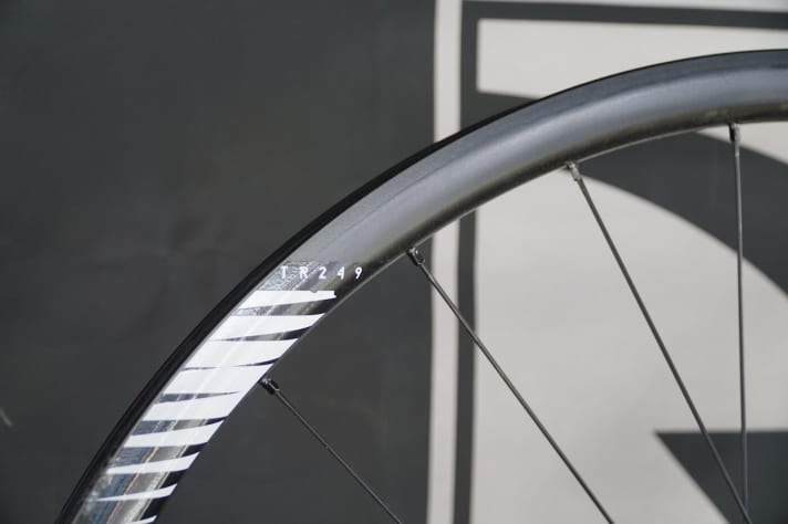   Alle Preisklassen (Black Label, TRS und TR) gibt es mit 27,5-Zoll- oder 29-Zoll-Felgen. Die Maulweiten der Felgen betragen 24, 30 und 36 Millimeter. Die 36-Millimeter-Felgen gibt es nur in 27,5 Zoll, alle anderen Breiten sind auch als 29er erhältlich. 