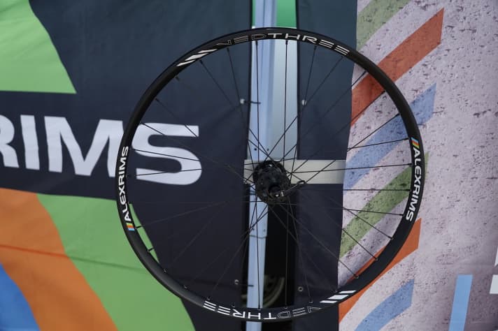   Alexrims bringt neue Systemlaufräder für Enduro-Fahrer. Das VED Three hat neue hauseigene Naben und 30 Millimeter breite Felgen. Laut Alexrims wiegt der Laufradsatz 1900 Gramm und kostet 329 Euro.