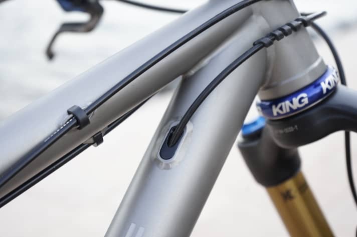   With the standard frame, only the cable of the telescopic support is routed internally. However, VPAce is always open to customisation requests.