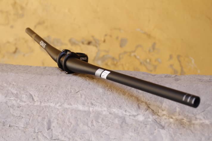   The new M7 Enduro riser comes with a fat 35 millimetre clamp for the first time. Enve also supplies the matching stem.