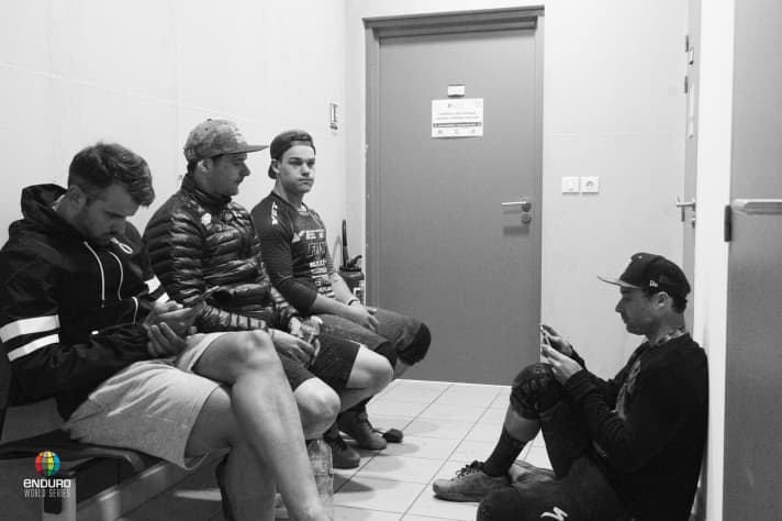   Gerade die Besten der Besten müssen zur Dopingkontrolle. Von rechts: Jared Graves, Richie Rude und Greg Callaghan.