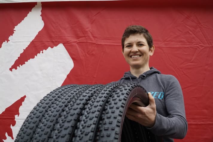   Eva Lutz präsentiert stolz die neuen S-Works-Reifen. Sie ist ein Teil des Specialized-Reifenteams aus Bielefeld. Früher war Eva Straßenprofi beim Team Nürnberger.