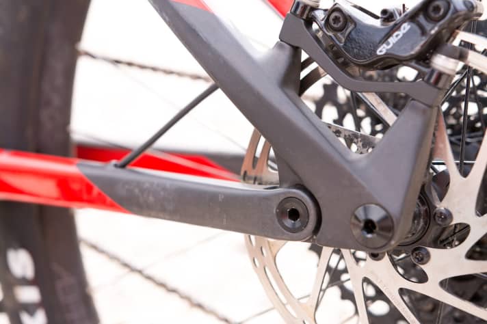   On the old Compulsion, the Horstlink still sat on top of the seat stay. The new solution is visually more attractive, now the link sits in the chainstay.