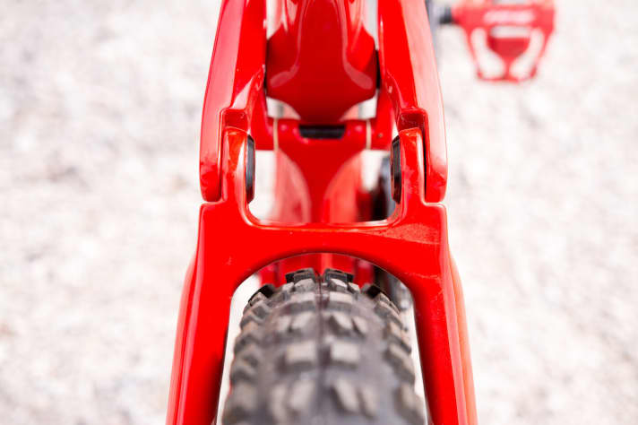   With 2.6 inch wide tyres, you still have enough space in the rear triangle if it gets muddy.