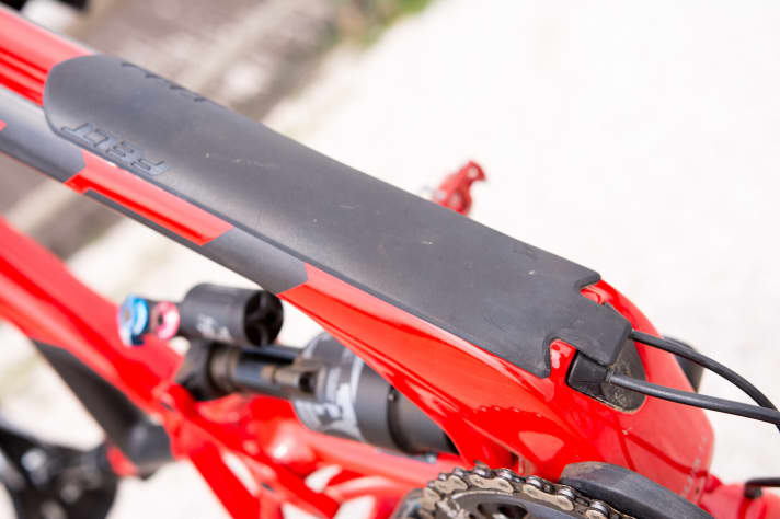   Bei so viel Carbon muss der Unterrohrschutz sein. Vor allem, weil sich das Compulsion in rauem Gelände am wohlsten fühlt.