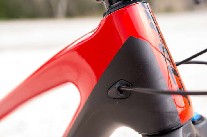   The cables all run inside the frame. They are clamped when they enter the carbon frame so that nothing rattles.