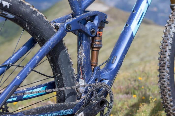   The centrepiece of the Lynx Fully series from BH Bikes is the split pivot rear suspension system, which is also used on the latest addition, the Lynx 5 Carbon. The design decouples the drivetrain, brakes and suspension, so that no drivetrain influences make pedalling more difficult and the suspension is always active.