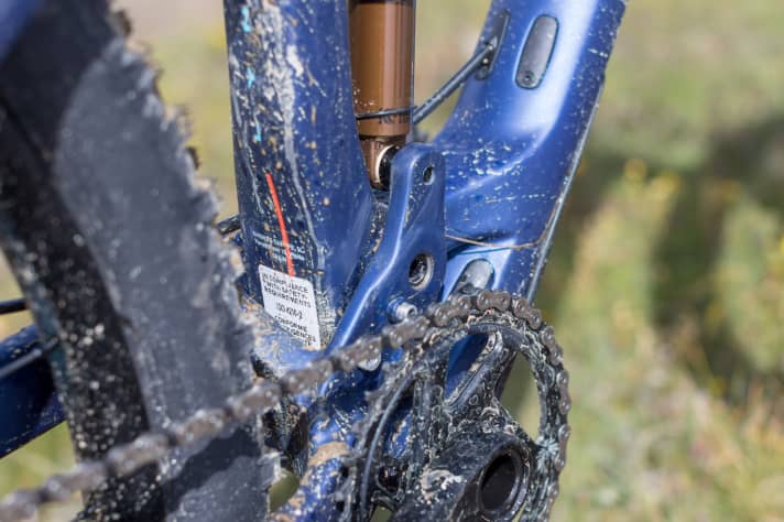   The damper is mounted floating in the rear triangle. This means that it is not attached to the main frame at any point, but is bolted to two movable points in the rear triangle.